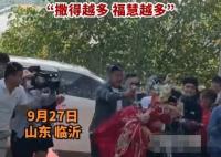 新人接亲双双被撒成白眉大侠 亲友解释是祝福