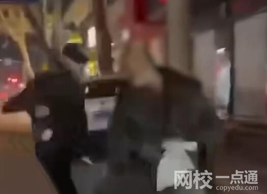 邢台男子背后飞踹拾荒老人 警方回应 为什么踹人？