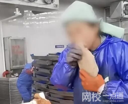 水产加工厂员工用牙给生鱼剥皮 究竟是怎么回事？