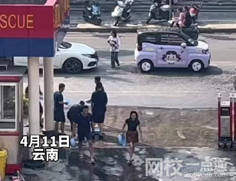 泼水节消防员骗路人取水被反包围