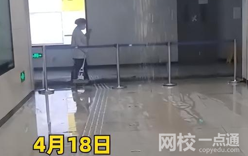 重庆暴雨导致地铁站内积水 客服:不影响正常运营