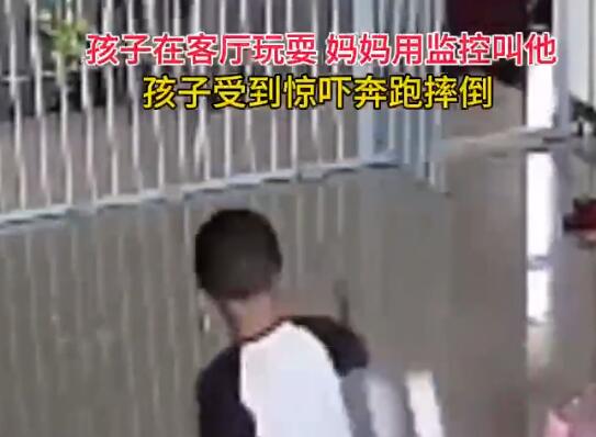 男孩在客厅被妈妈突然监控喊话吓哭 被吓得不轻