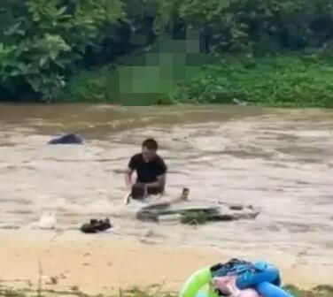 露营基地突发洪水多人被水流冲走 实在太惊险了