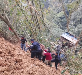 云南一司机卸货不慎连人带车滚下山崖 实在太悲剧了