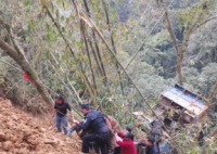 云南一司机卸货不慎连人带车滚下山崖 实在太悲剧了